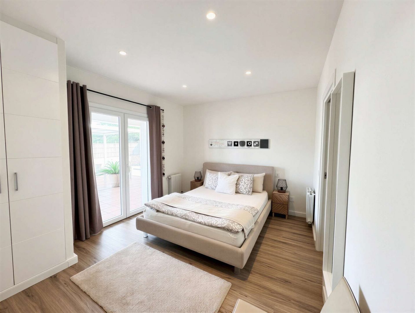 Private Bedroom Suite with En-Suite Bathroom