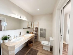 Private Bedroom Suite with En-Suite Bathroom