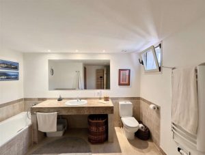 An elegant bathroom