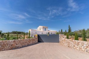 Spacious Entrance Drive