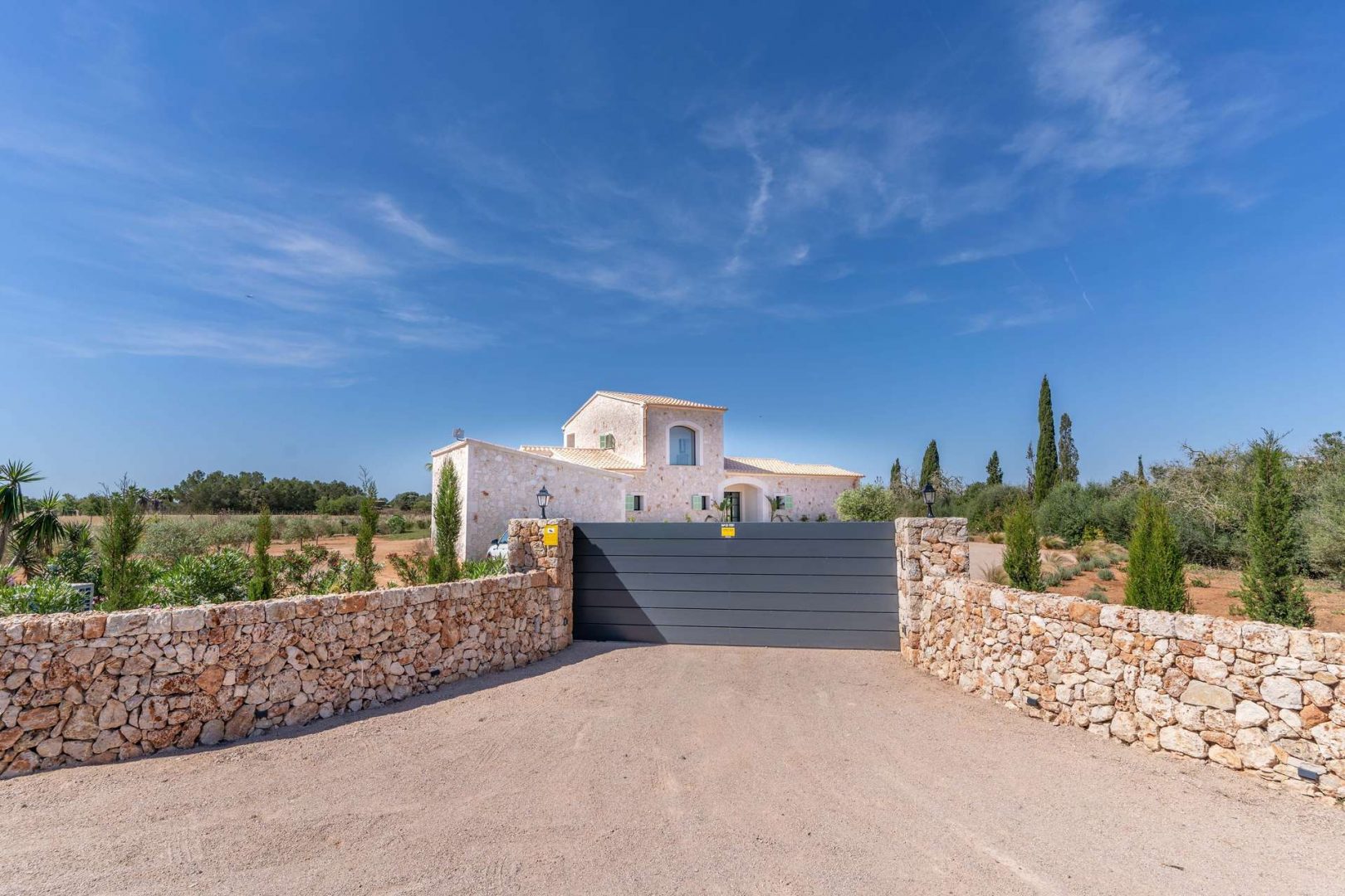 Spacious Entrance Drive
