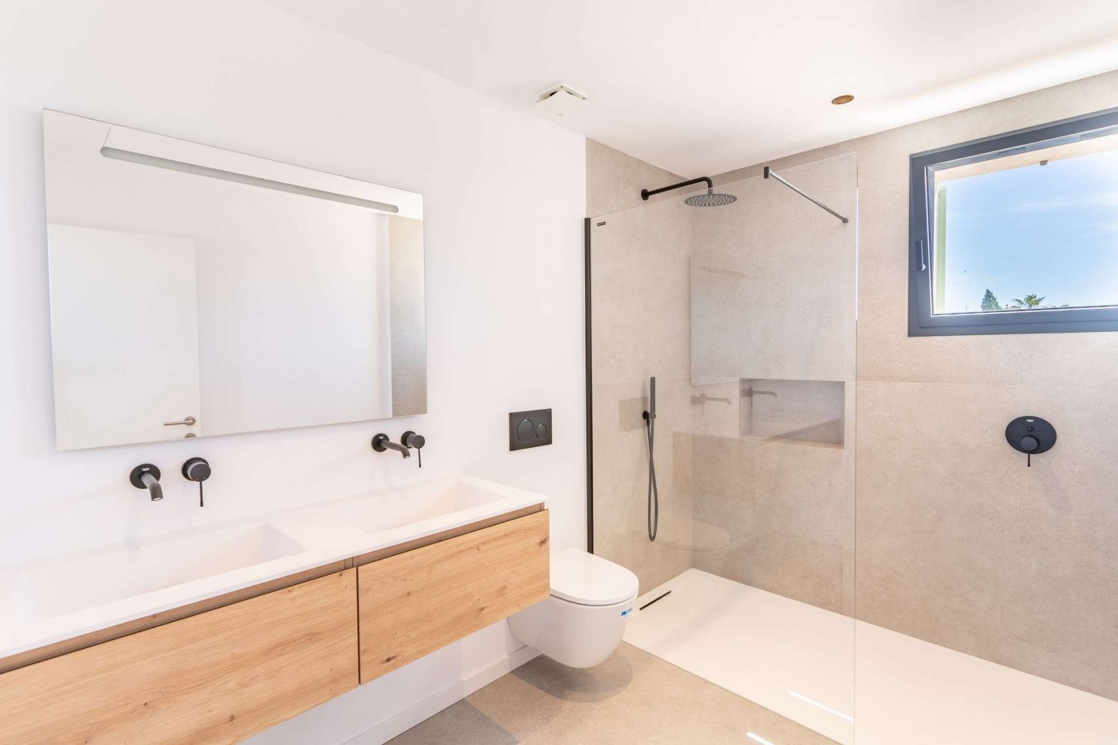 Master Suite with En-Suite Bathroom